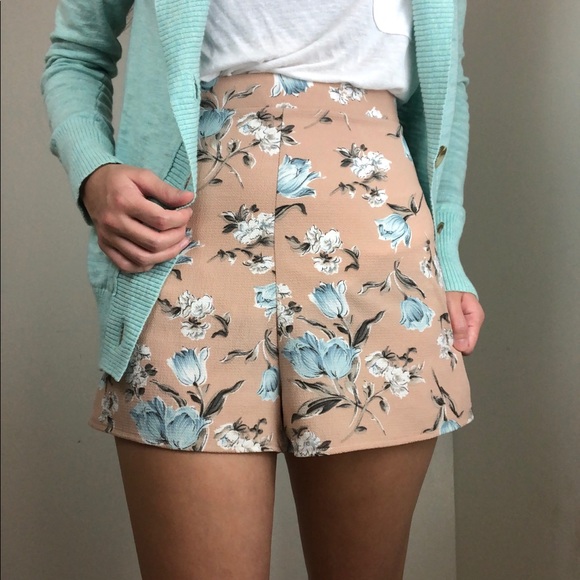 SOLD🛒 DAINTY HIGH RISE FLORAL SHORTS - Picture 2 of 5